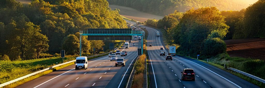 Jak poprawnie rozliczyć delegację pracownika? 5 cars highway against sky1