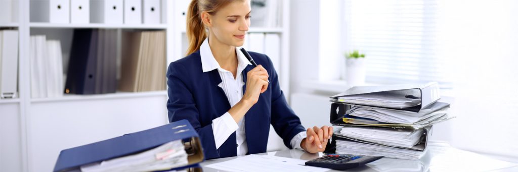 Jak poprawnie rozliczyć delegację pracownika? 6 modern business woman confident female accountant office1